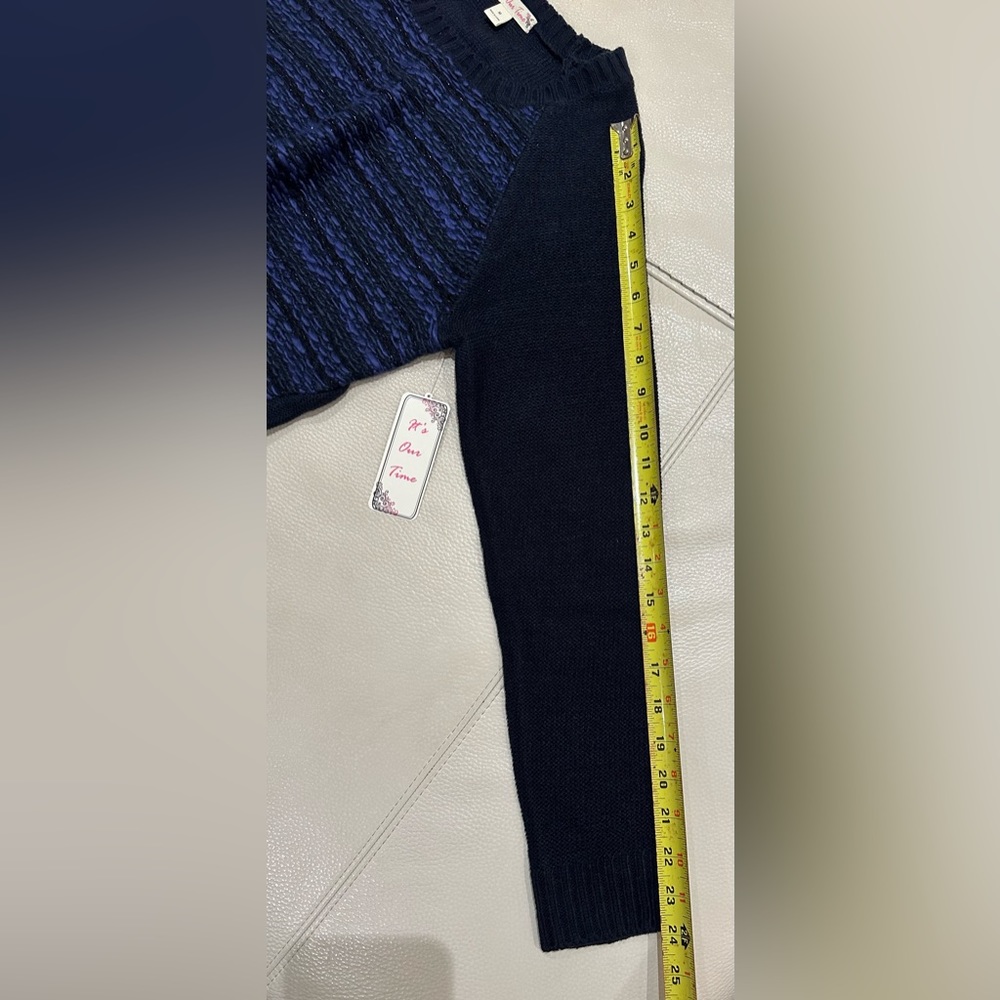 Beautiful Long Sweater With Zipper Accents - Picture 4 of 5